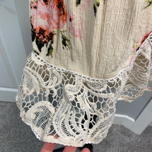 2/$20 VENUS Pretty Lace and Flowy sleeveless, size S - Picture 3 of 6